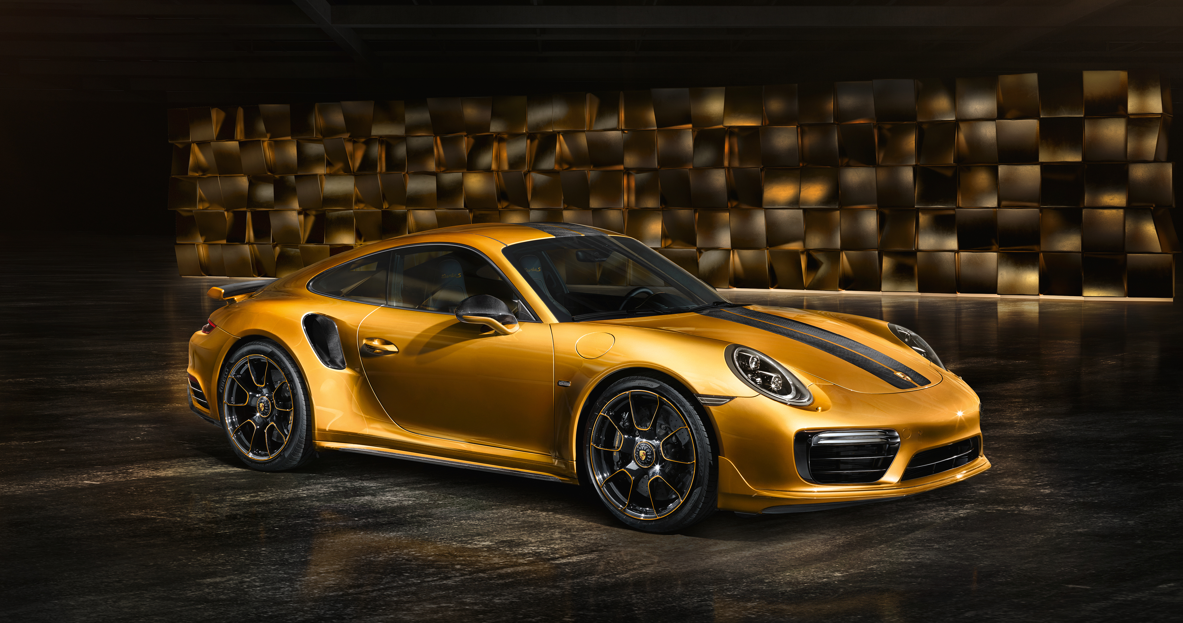Порше зверобой. Porsche 911 Turbo s Gold. Porsche 911 Turbo s золотой. Porsche 911 Turbo s Моргенштерн. Porsche 911 Turbo s Exclusive.